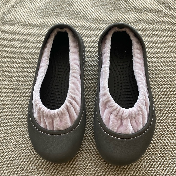 Crocs Girls Ballet Flats. Dark Brown W/Light Pink Velvet Lining W/Elastic. SZ 7. - Picture 2 of 10